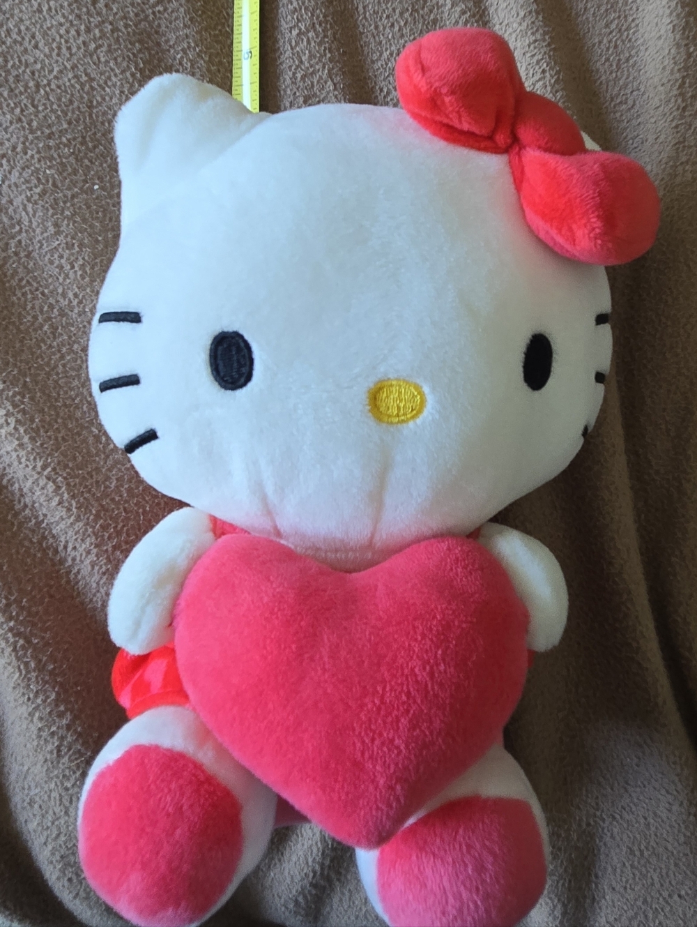 Hello KITTY Holding A Pink Heart